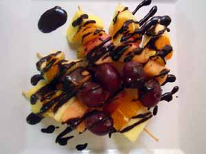 Brochetas de fruta con chocolate fondant